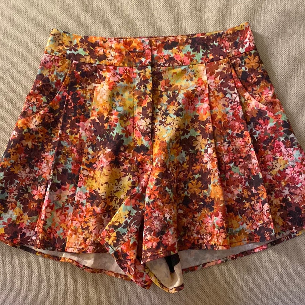 BEBE floral shorts